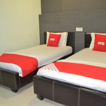 Oyo 89737 Hotel Tishoa Kampong Batu Tiga Bagian luar foto