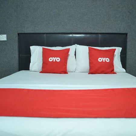 Oyo 89737 Hotel Tishoa Kampong Batu Tiga Bagian luar foto