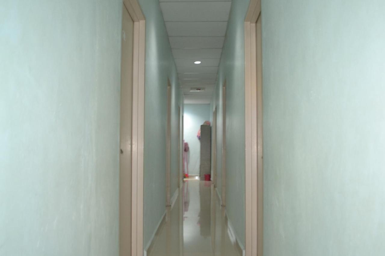 Oyo 89737 Hotel Tishoa Kampong Batu Tiga Bagian luar foto