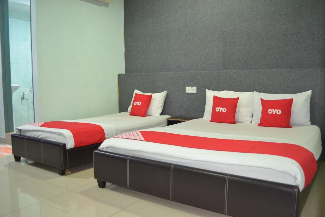Oyo 89737 Hotel Tishoa Kampong Batu Tiga Bagian luar foto
