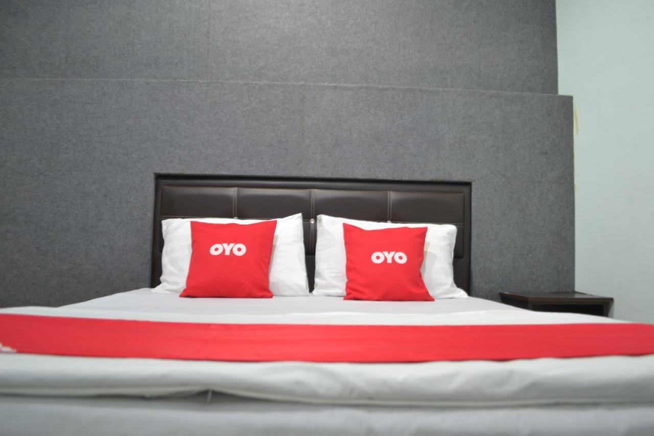 Oyo 89737 Hotel Tishoa Kampong Batu Tiga Bagian luar foto