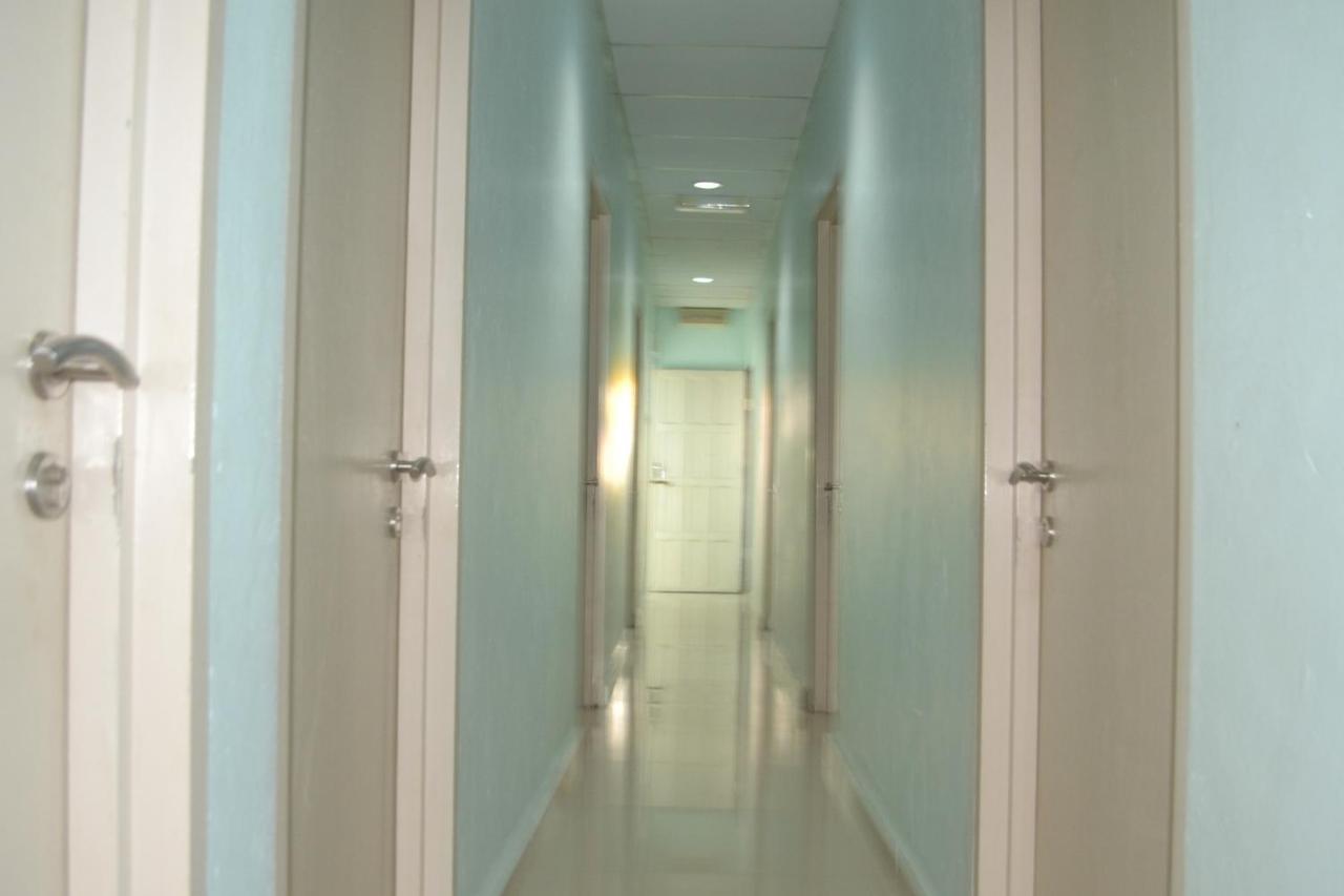 Oyo 89737 Hotel Tishoa Kampong Batu Tiga Bagian luar foto