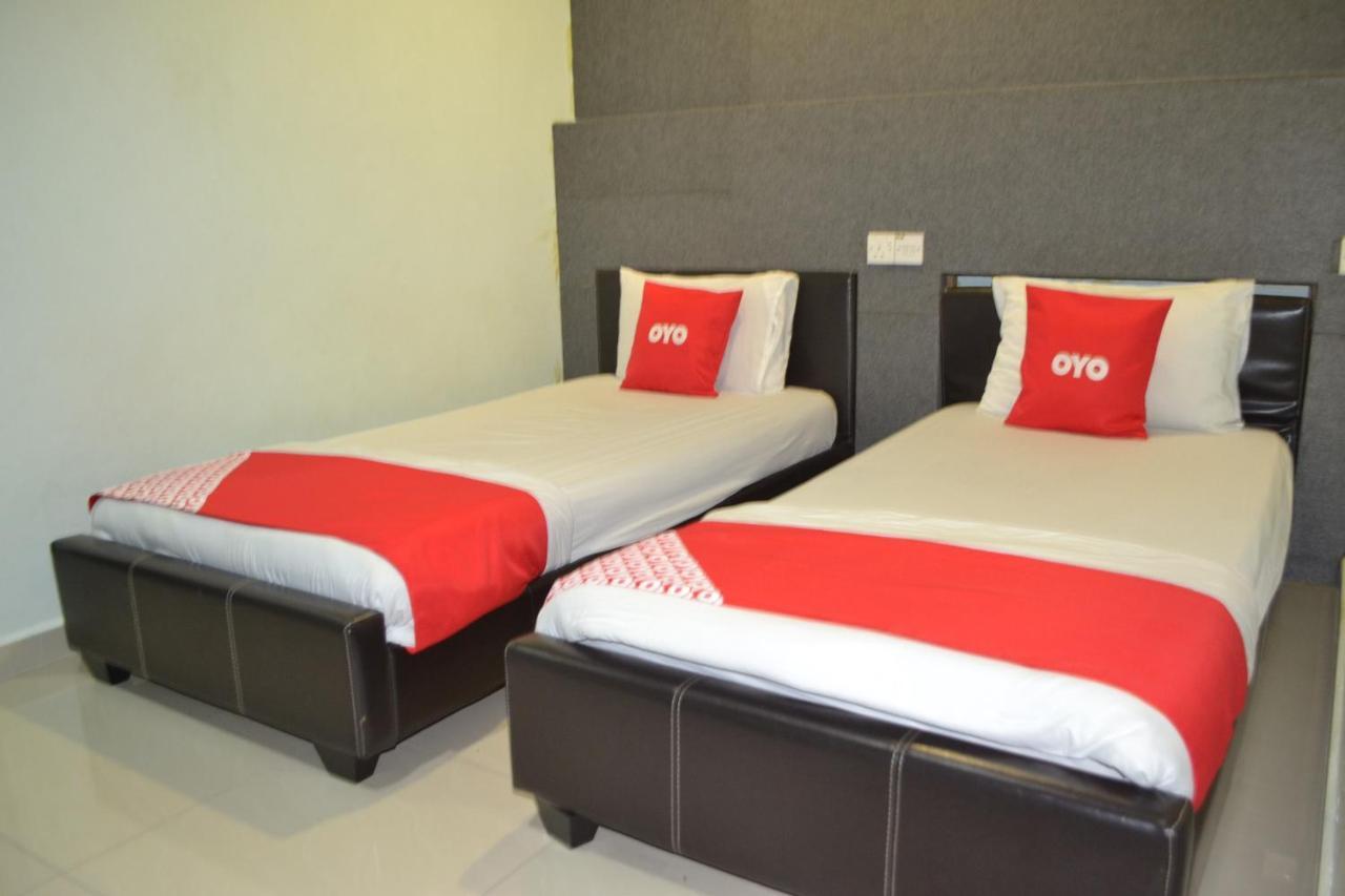 Oyo 89737 Hotel Tishoa Kampong Batu Tiga Bagian luar foto