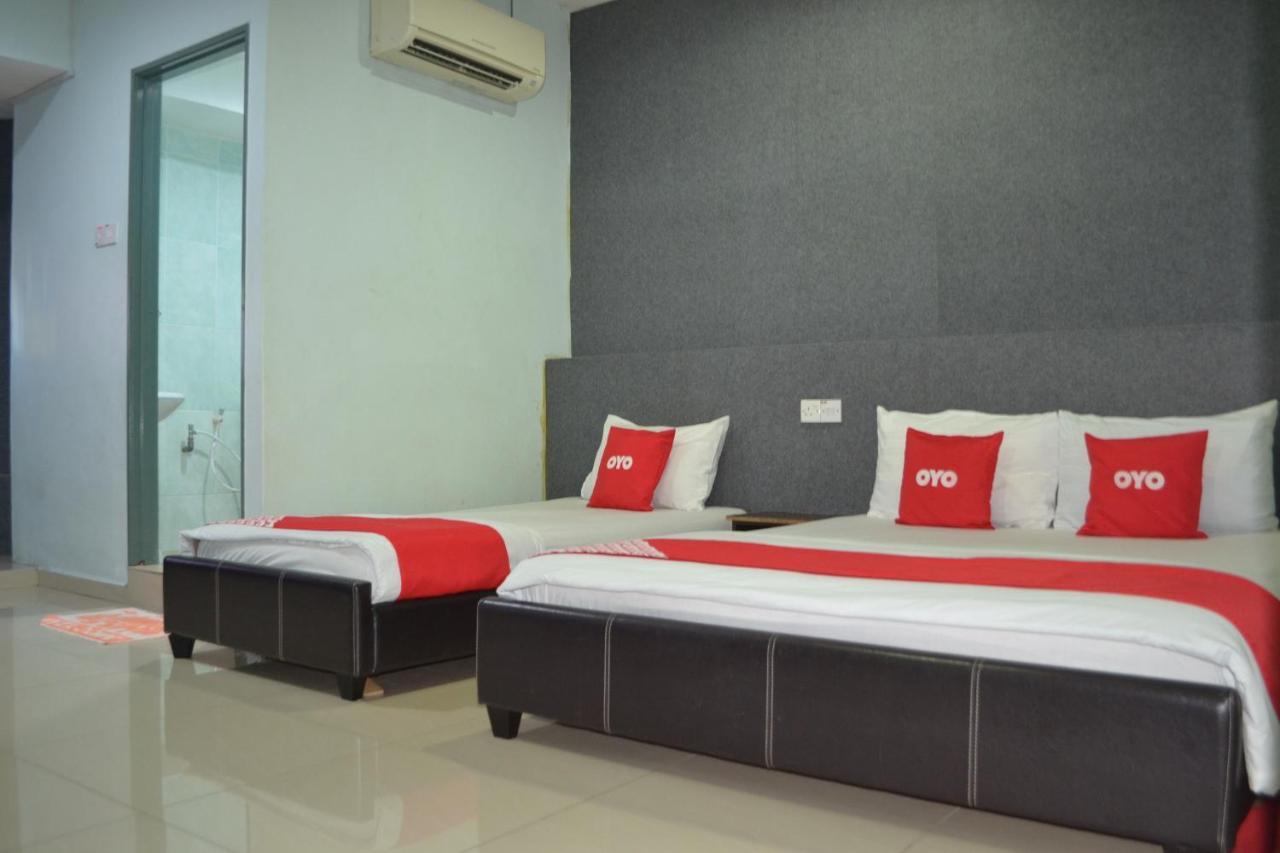 Oyo 89737 Hotel Tishoa Kampong Batu Tiga Bagian luar foto