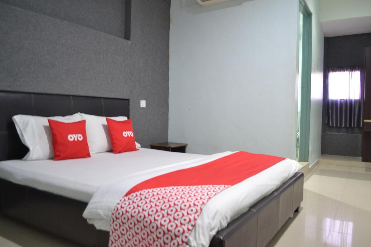 Oyo 89737 Hotel Tishoa Kampong Batu Tiga Bagian luar foto