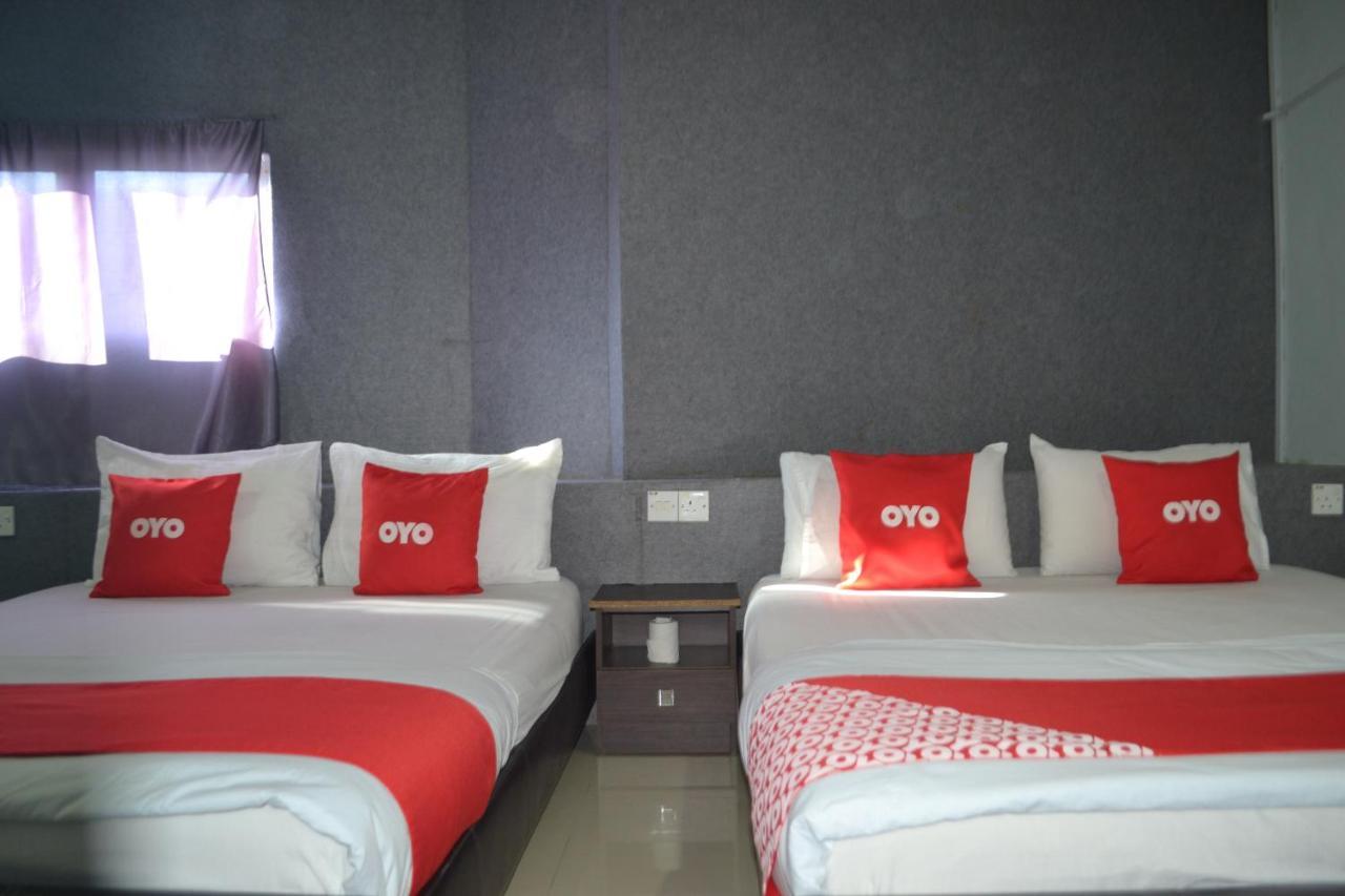 Oyo 89737 Hotel Tishoa Kampong Batu Tiga Bagian luar foto