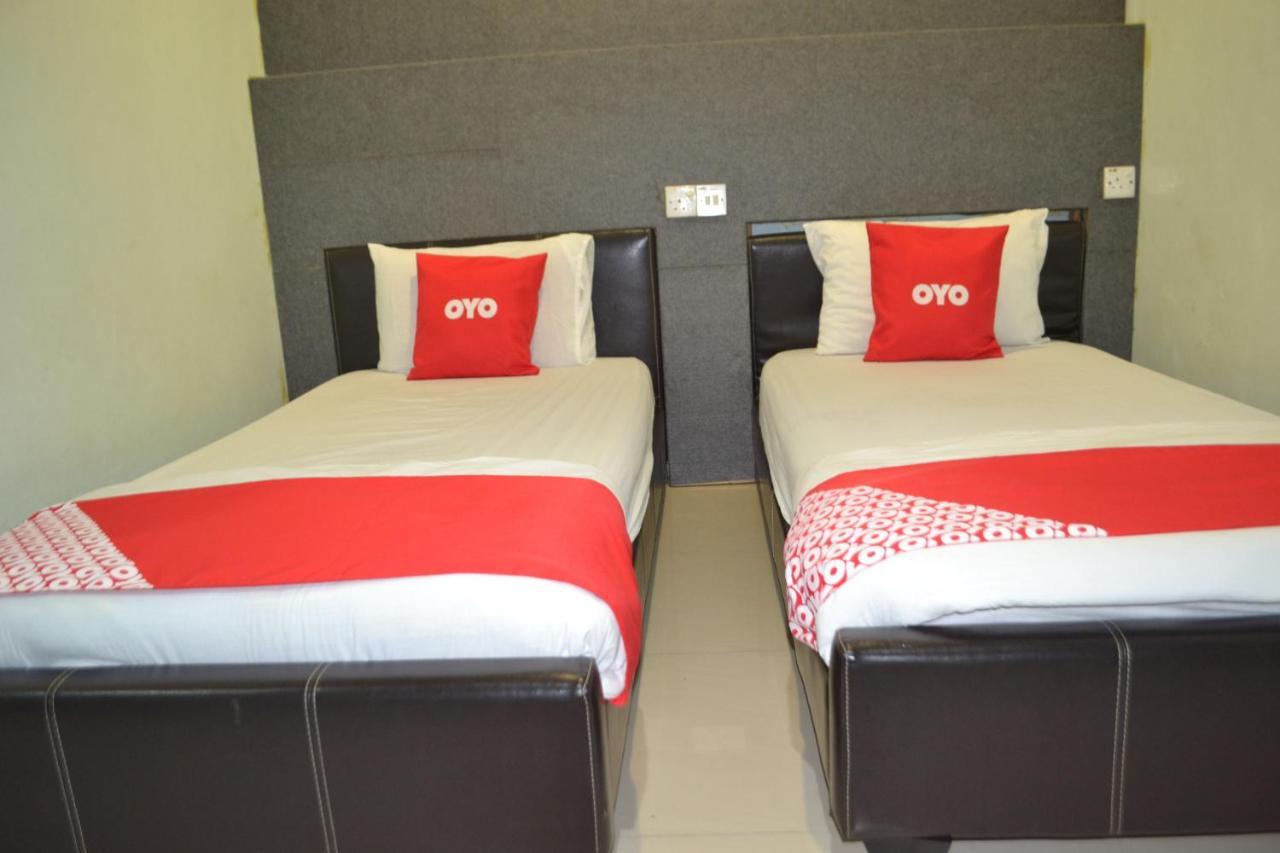 Oyo 89737 Hotel Tishoa Kampong Batu Tiga Bagian luar foto