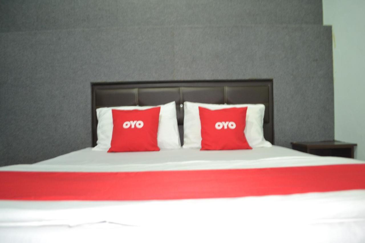 Oyo 89737 Hotel Tishoa Kampong Batu Tiga Bagian luar foto
