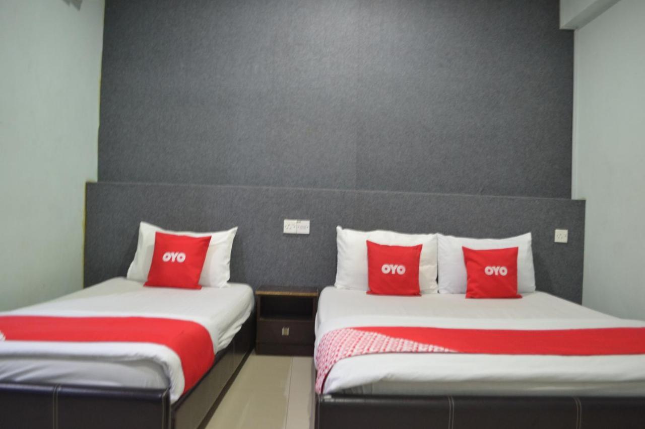 Oyo 89737 Hotel Tishoa Kampong Batu Tiga Bagian luar foto