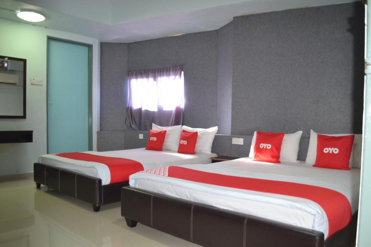 Oyo 89737 Hotel Tishoa Kampong Batu Tiga Bagian luar foto