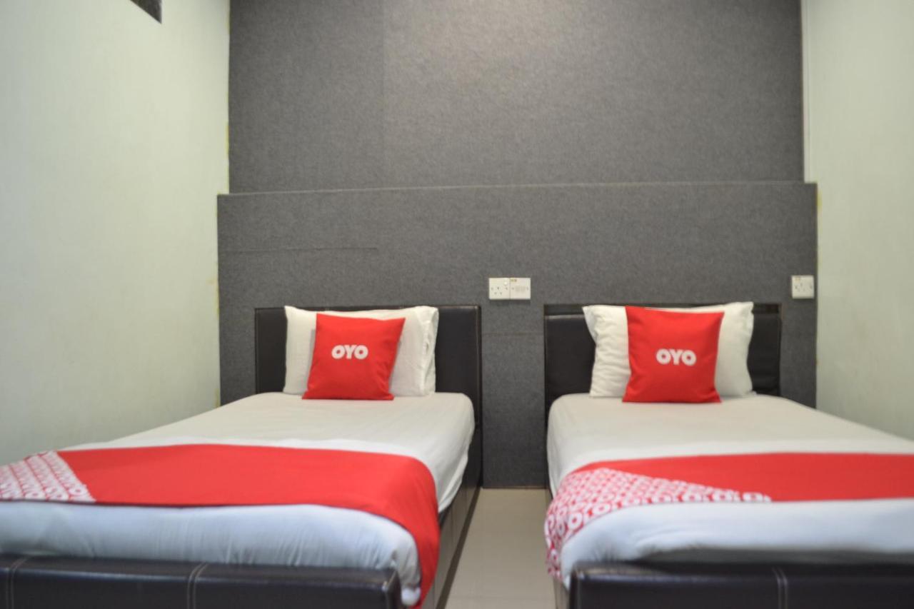 Oyo 89737 Hotel Tishoa Kampong Batu Tiga Bagian luar foto