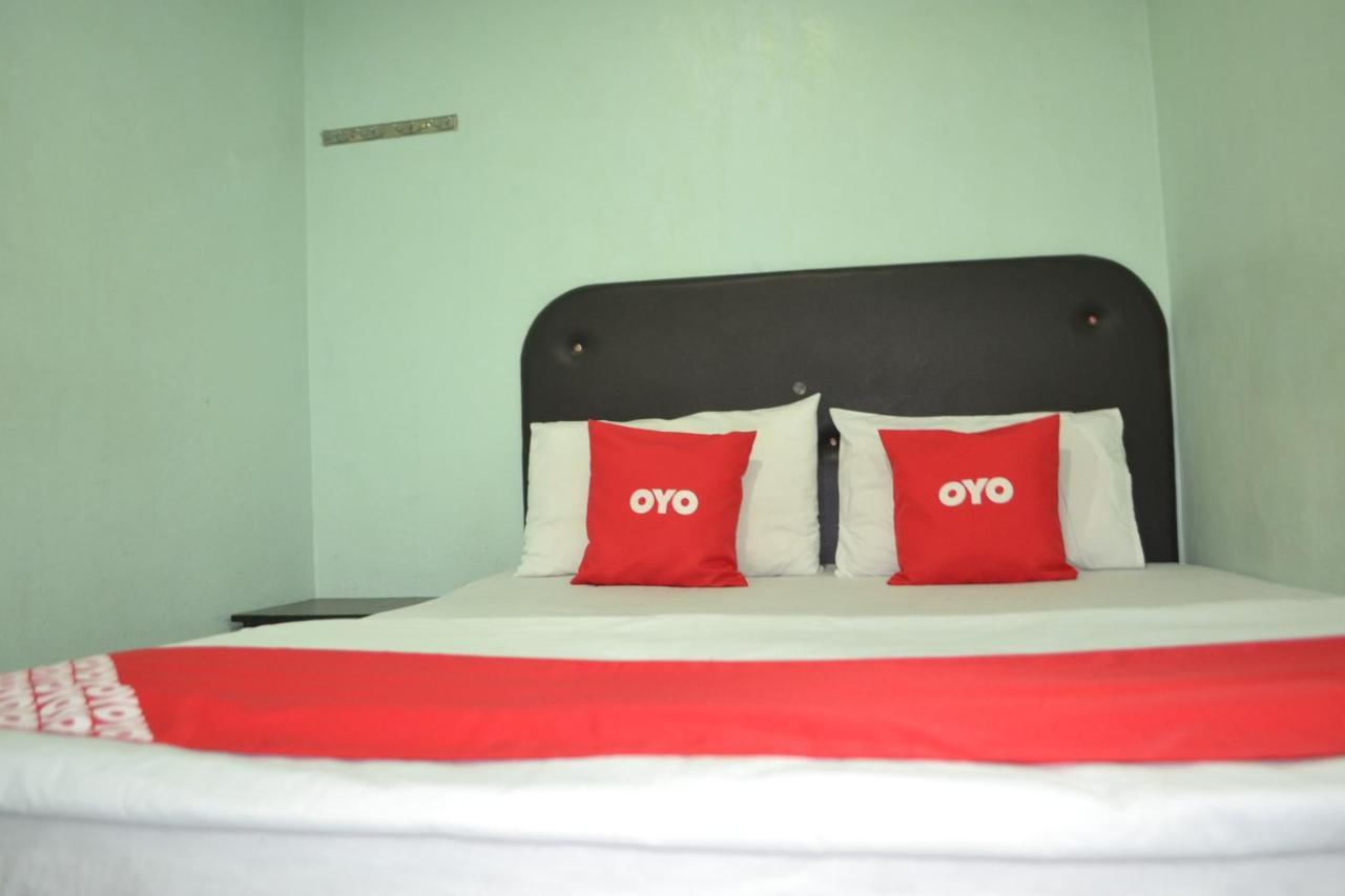Oyo 89737 Hotel Tishoa Kampong Batu Tiga Bagian luar foto