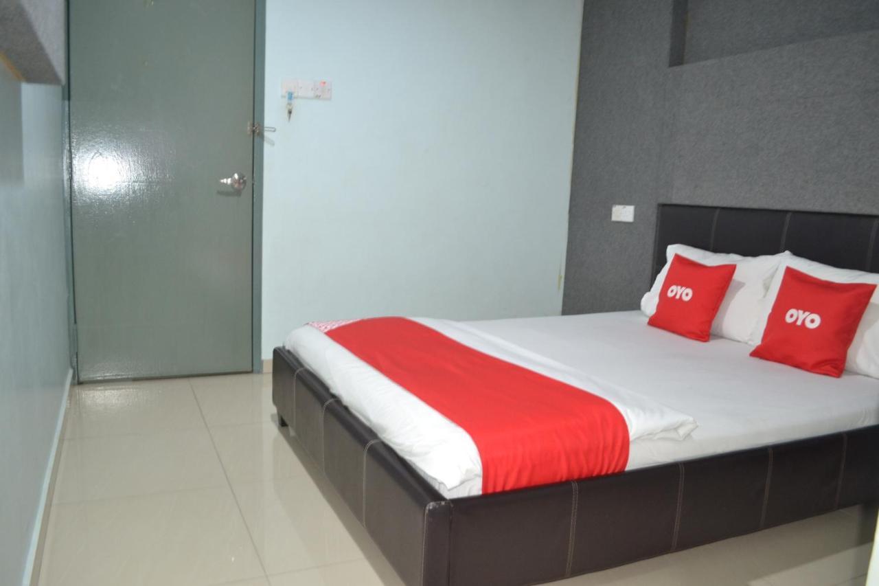 Oyo 89737 Hotel Tishoa Kampong Batu Tiga Bagian luar foto